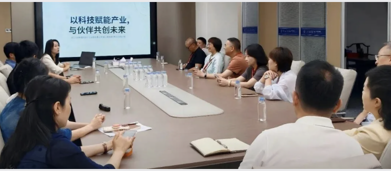 鹿城区人大常委会考察组一行莅临引领数智集团开展调研